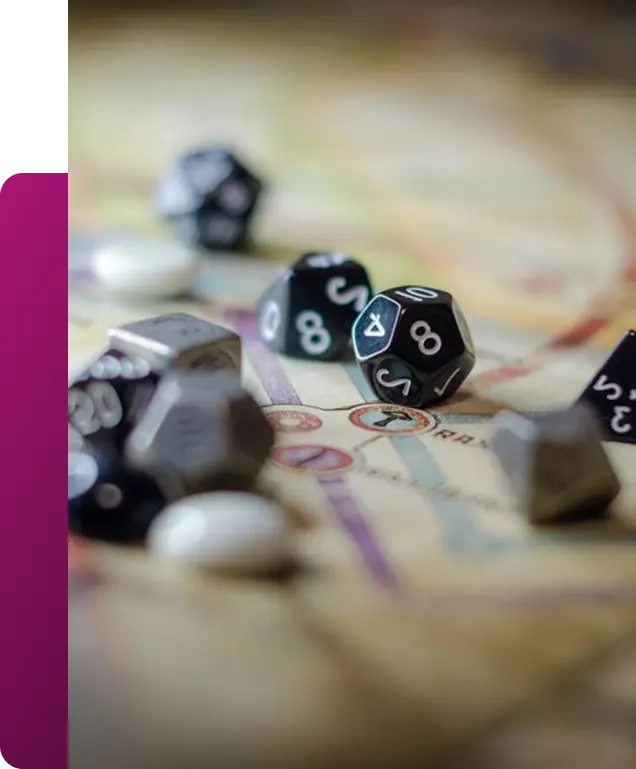Dados poliédricos de RPG sobre o mapa de um jogo de mesa.